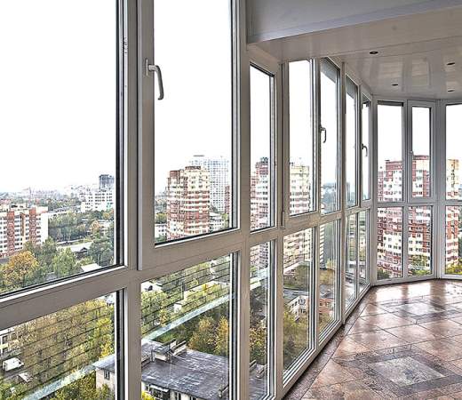 Панорамное остекление балкона на верхнем этаже в Жуковском