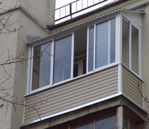 Установка крыши и остекление балкона в Жуковском
