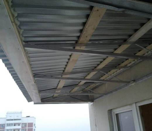 Установка крыши на балконе из профлиста в Жуковском