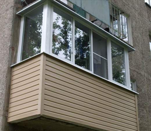 Отделка балкона сайдингом с раздвижным остеклением в Жуковском