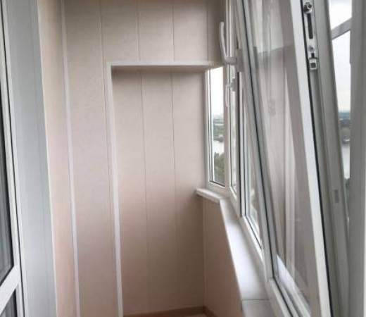 Остекление лоджии Рехау и отделка балкона пластиковыми панелями в Жуковском
