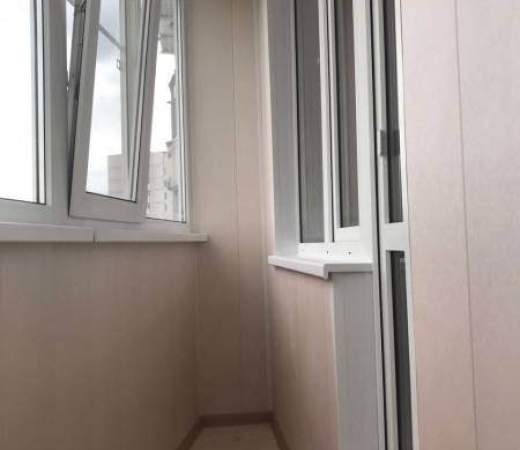 Остекление лоджии Рехау и отделка балкона пластиковыми панелями в Жуковском