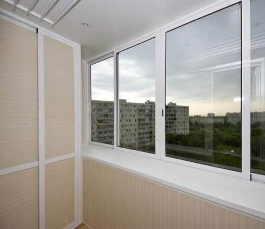 Пластиковые раздвижные окна на балкон и отделка внутри в Жуковском
