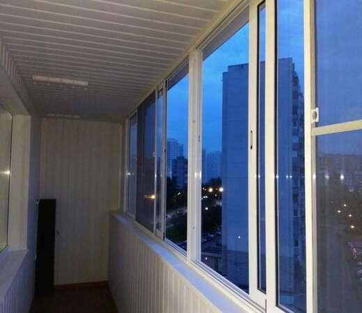 Холодное алюминиевое остекление балкона раздвижными окнами в Жуковском