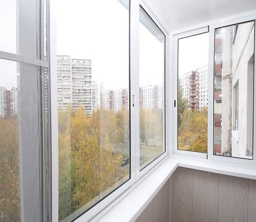 Холодное алюминиевое остекление П-образного балкона в Жуковском