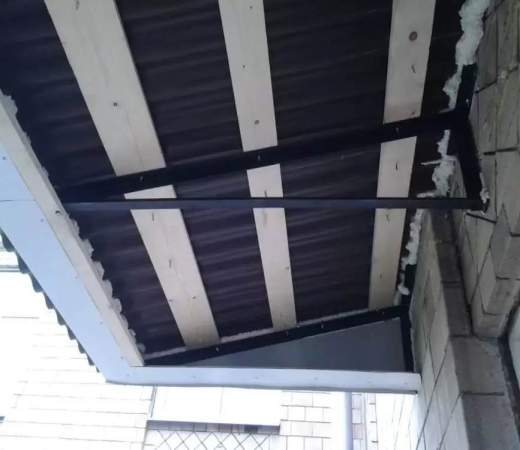 Установка крыши из профлиста над балконом в Жуковском