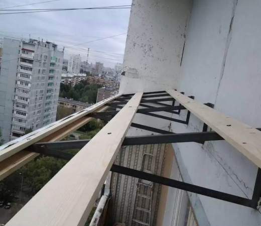 Установка крыши на металлических фермах над балконом в Жуковском
