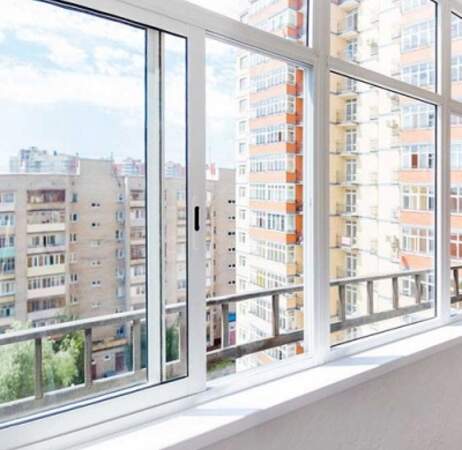 Холодные пластиковые окна для остекления небольшого балкона в Жуковском