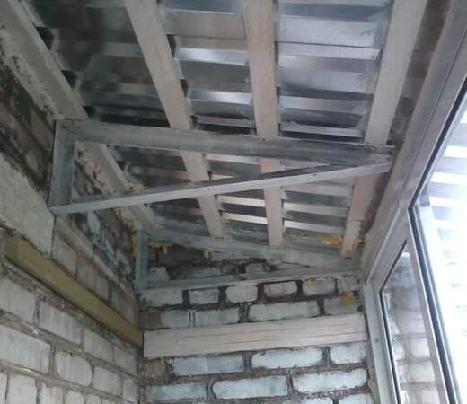 Установка крыши и остекление балкона в Жуковском